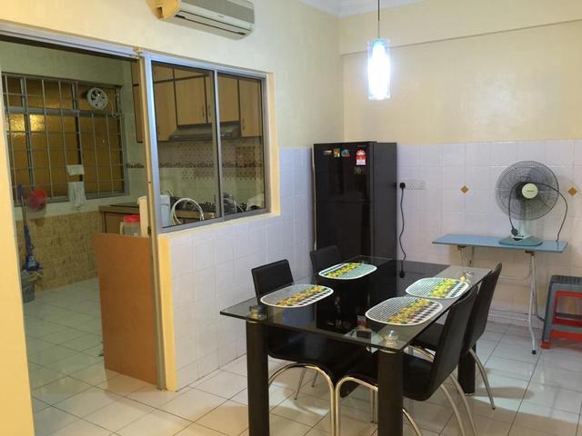 Putra Place 1000 sf Renovated 3 car park limited near Qbay mall