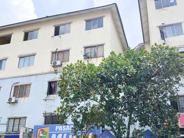 Putra Raya Blok H Menghadap Padang Taman Pinggiran Putra