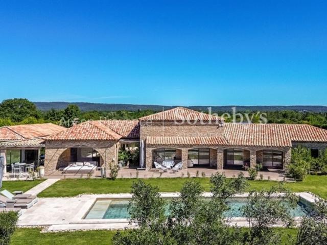 PUYRICARD – Élégante propriété de plain pied de 350 m² avec piscine et dépendances sur 1 hectare