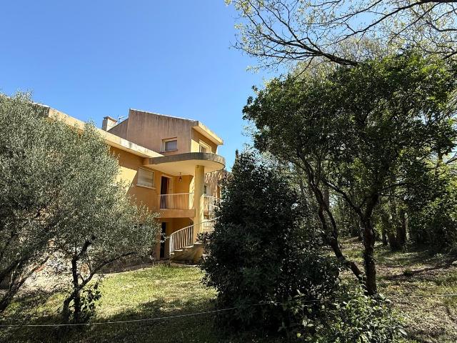 PUYRICARD Villa 260 m2 sur 700 m2 environ
