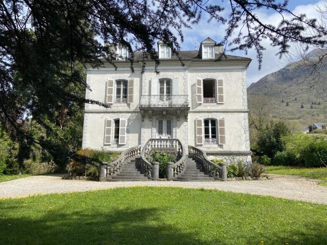 Pyrenees Atlantiques Maison de Maitre au Coeur du Valle d'Os. 350m² Louvie Juzon