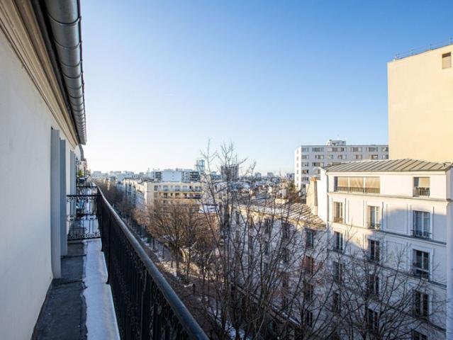Quatre pièces dernier étage balcon filant !