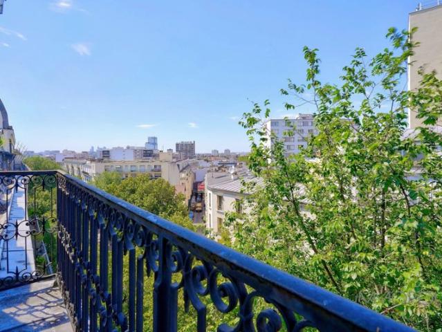 Quatre pièces dernier étage balcon filant !