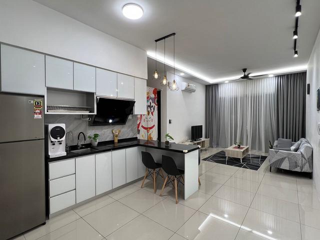 Quaywest Residence Condominium Fully Furnished nr USM Queensbay Mall