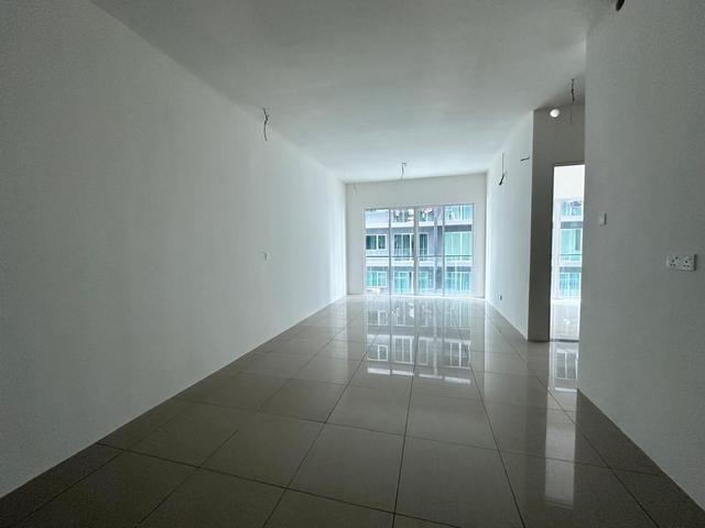 QUAYWEST RESIDENCE Middle Floor 650sf 2room 2CP BAYAN LEPAS QUEENSBAY