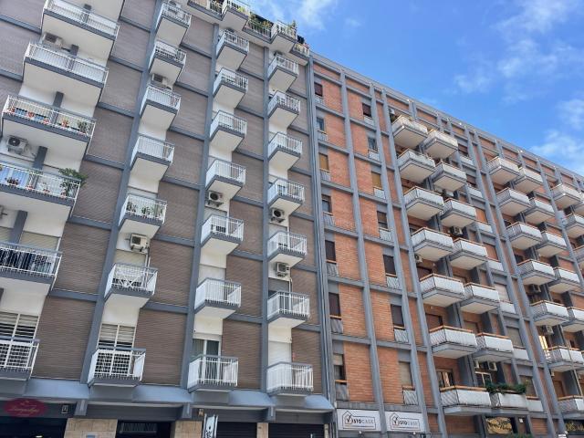 QUADRIVANI RIFINITO SITO AL PIANO ALTO IN ZONA SERVITISSIMA