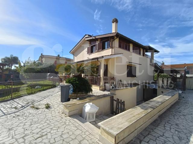 Quadrilocale con box a Anzio