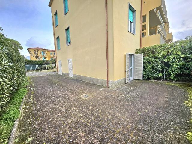 Quadrilocale con giardino a Massa