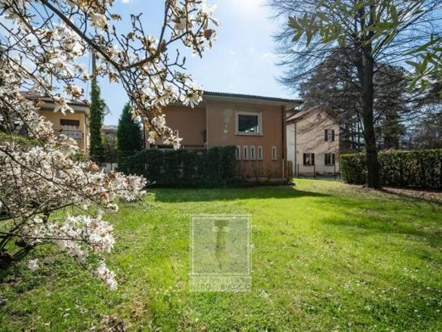 QUADRILOCALE CON GIARDINO DI C.A 400 MQ A CALOLZIO Centro