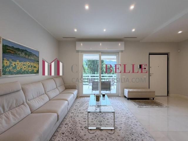 Quadrilocale con terrazzo, Camaiore centro