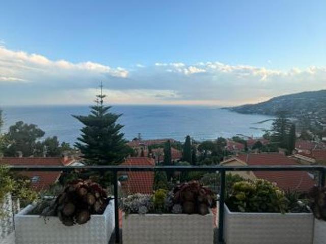 Quadrilocale con terrazzo vista mare, box auto e piscina