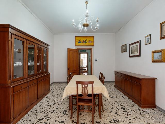 Quadrilocale da ristrutturare a Napoli