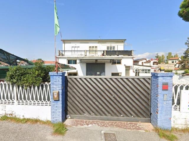 Quadrilocale da ristrutturare a Viareggio