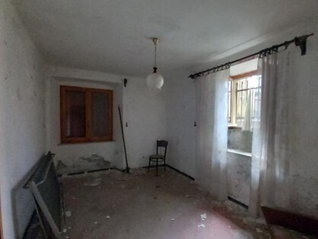 Quadrilocale da ristrutturare in via fieschi 2, Montoggio