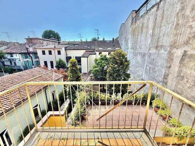 Quadrilocale in affitto a Mantova piazza Virgiliana, Centro