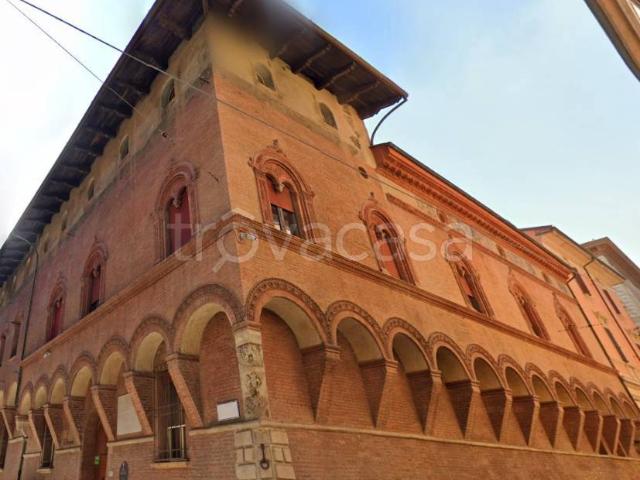 Quadrilocale in affitto a Bologna piazza de' Calderini, Castiglione Tribunale
