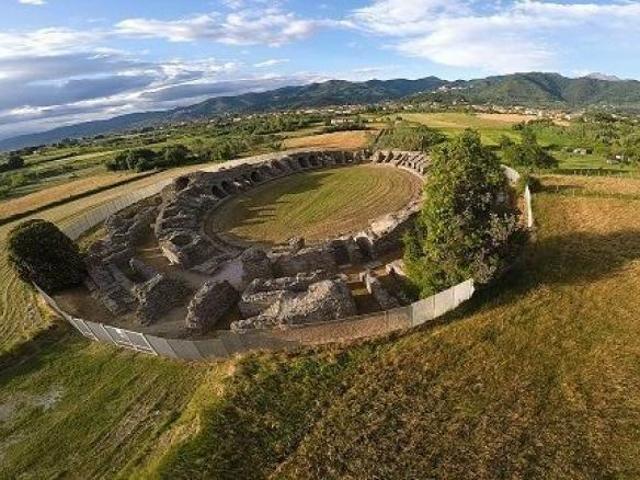 Quadrilocale in affitto a Luni