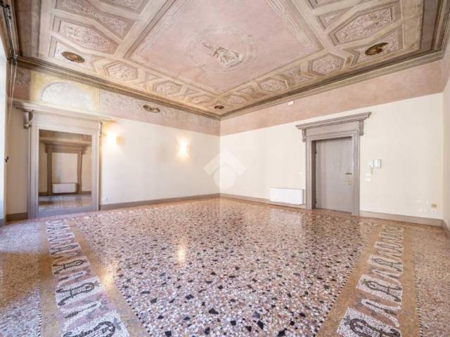 Quadrilocale in affitto a Verona corso Sant'Anastasia, Centro Storico