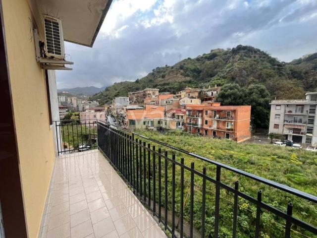 Quadrilocale in vendita a Messina via Comunale Santo, 57, Villaggio Santo