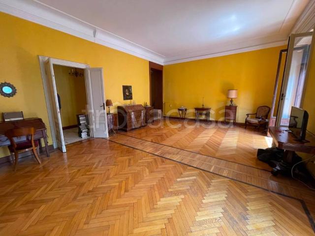 Quadrilocale in vendita a Milano via Enrico Besana, Guastalla