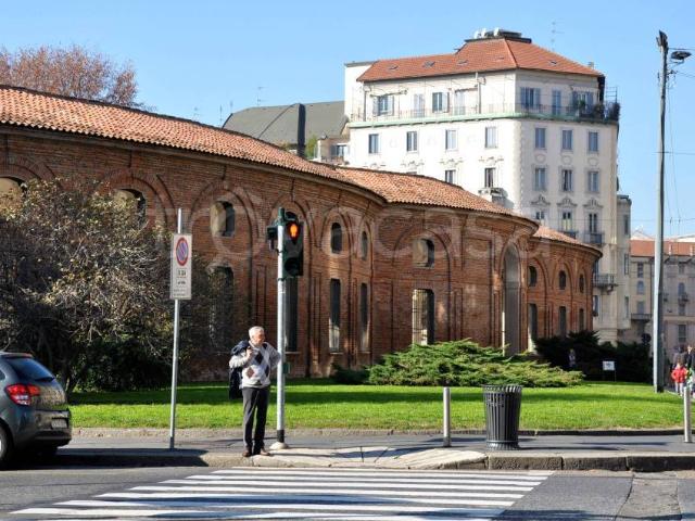 Quadrilocale in vendita a Milano via Enrico Besana, Guastalla