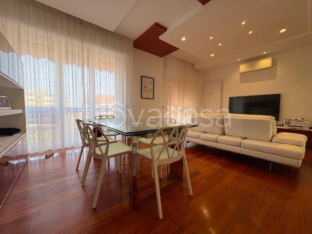 Quadrilocale in vendita a Milano via Val di Sole, 11, Vigentino Fatima