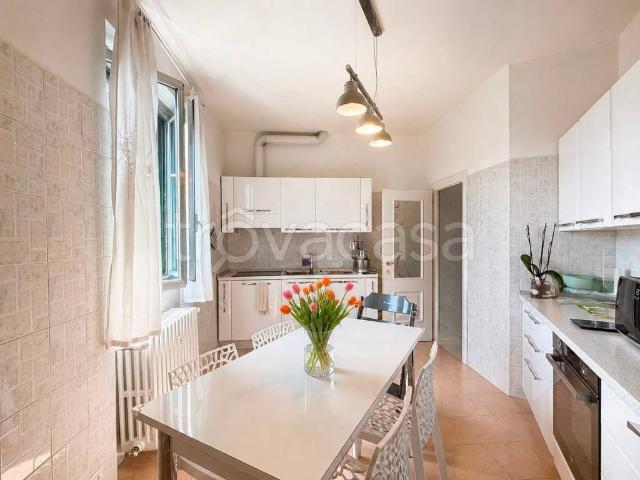Quadrilocale in vendita a Milano via Val Trompia, 70, Roserio