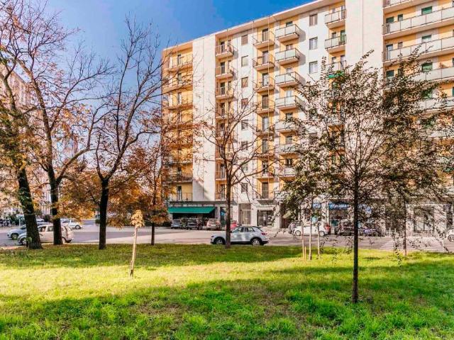 Quadrilocale in vendita a Milano, Piazzale Siena