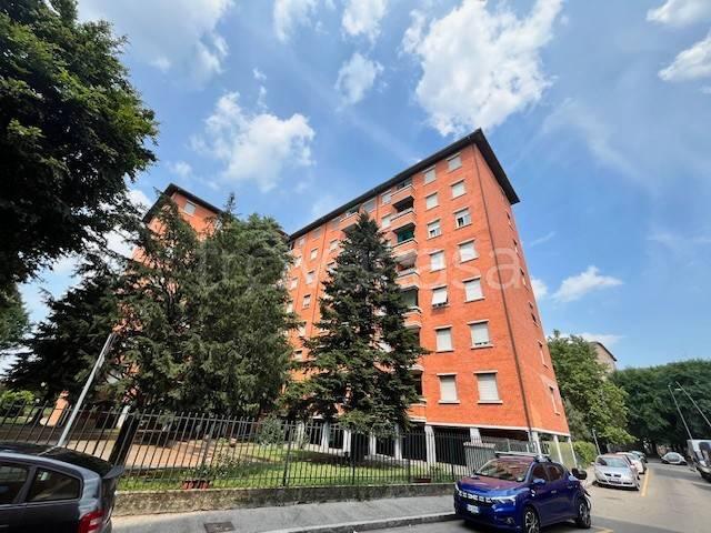 Quadrilocale in vendita a Monza via Luciano Zuccoli, 11, Cederna