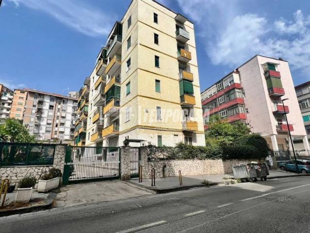 Quadrilocale in vendita a Napoli via Consalvo, Fuorigrotta