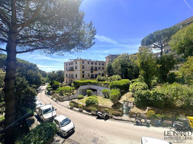 Quadrilocale in vendita a Napoli via Domenico Fontana, Rione Alto