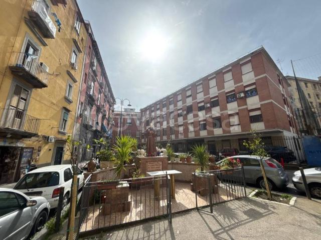 Quadrilocale in vendita a Napoli, Stella Materdei