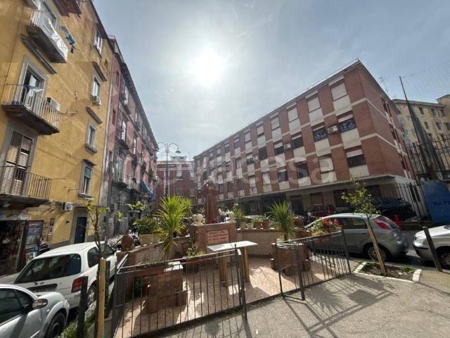 Quadrilocale in vendita a Napoli, Stella Materdei