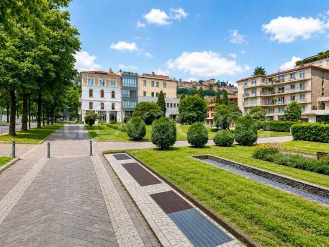 Quadrilocale in vendita a Bergamo via Antonio Locatelli, Centro