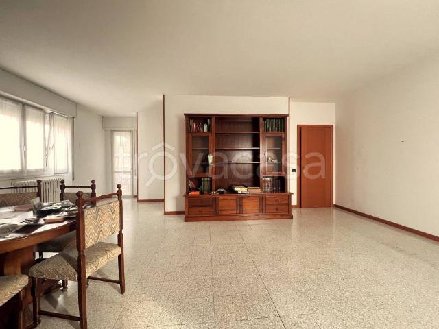 Quadrilocale in vendita a Bergamo via Umberto Giordano, 10, Longuelo