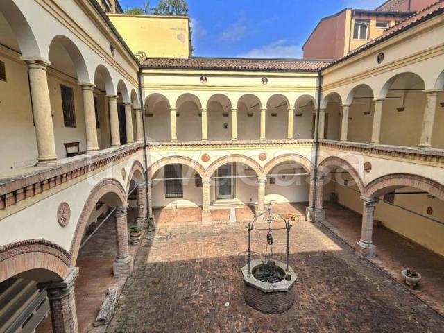 Quadrilocale in vendita a Bologna via de' Griffoni, 8, Centro Storico