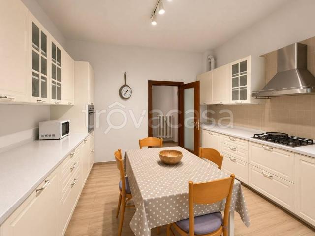 Quadrilocale in vendita a Bologna via Francesco Cilea, Savena