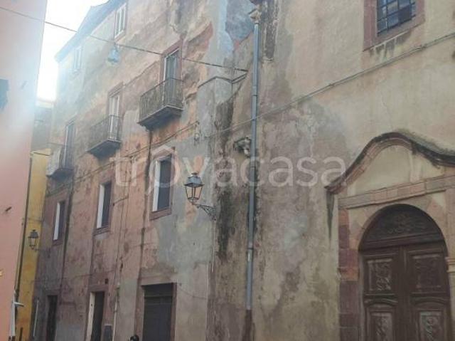 Quadrilocale in vendita a Bosa via Santa Croce