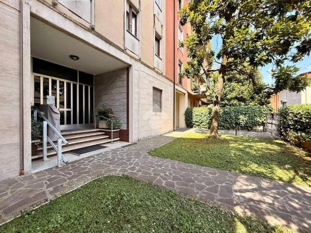 Quadrilocale in vendita a Brescia via del Naviglio Grande, Porta Venezia