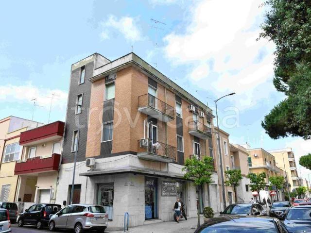 Quadrilocale in vendita a Brindisi via Emilia, 4, Commenda