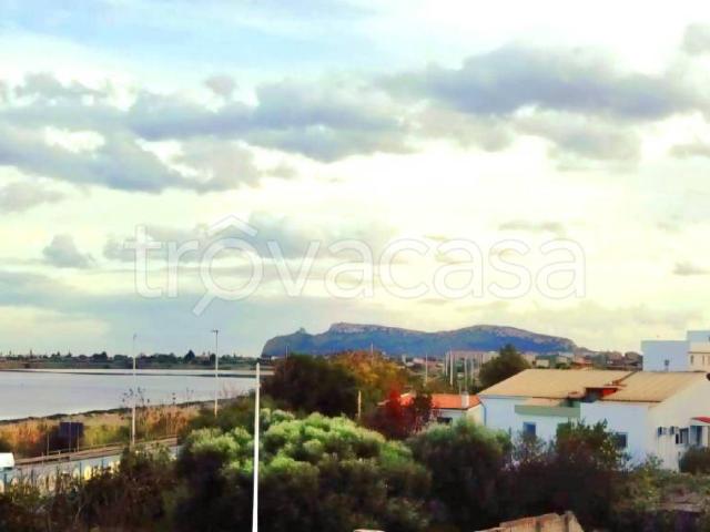 Quadrilocale in vendita a Cagliari via dei Vittorini, 16, Genneruxi
