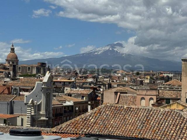 Quadrilocale in vendita a Catania piazza Federico di Svevia, Centro Storico