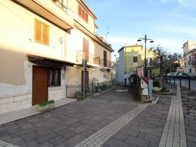 Quadrilocale in vendita a Fara in Sabina piazza luigi paceri, 16, Canneto