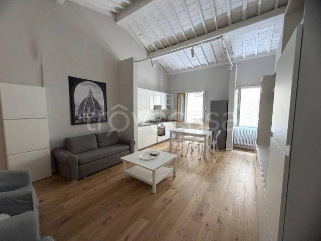 Quadrilocale in vendita a Firenze via del Campuccio, San Frediano