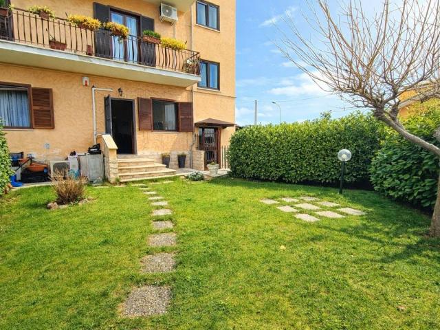 Quadrilocale in vendita a Fonte Nuova via Palombarese, 762, Santa Lucia