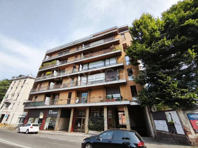 Quadrilocale in vendita a Gallarate via Eugenio Cantoni, 10, Centro