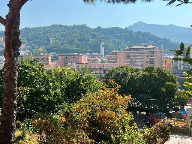 Quadrilocale in vendita a Genova, Bolzaneto