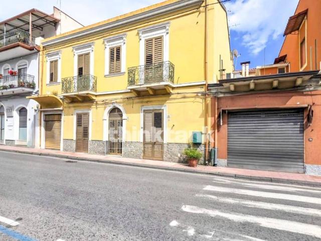 Quadrilocale in vendita a Giardini Naxos via Vittorio Emanuele