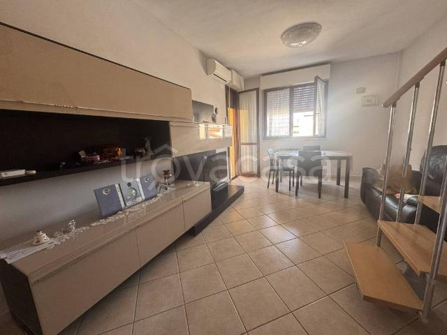 Quadrilocale in vendita a Grosseto via Alberto Sordi, Casalone