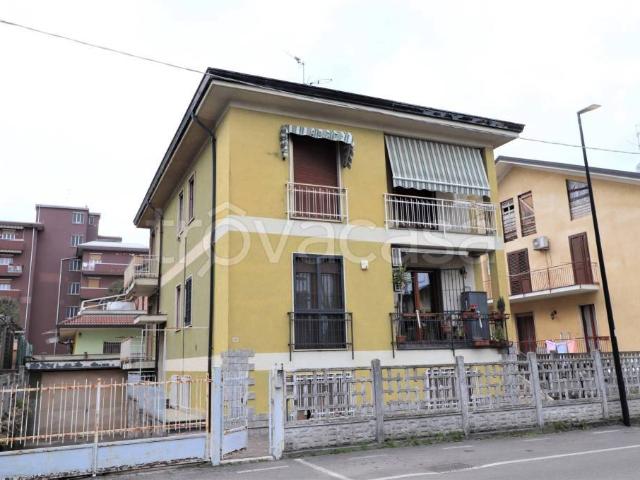 Quadrilocale in vendita a Limbiate via Brindisi, 11